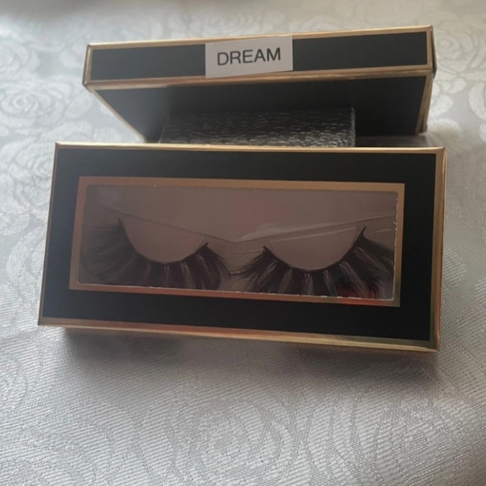 NWT Dream eyelashes 25mm it included lashes brush, tweezer